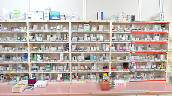 ココカラファイン薬局新通店の薬棚