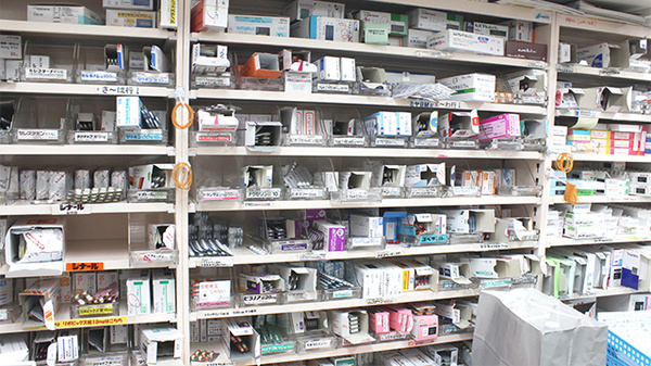 ココカラファイン薬局代々木上原南店の薬棚
