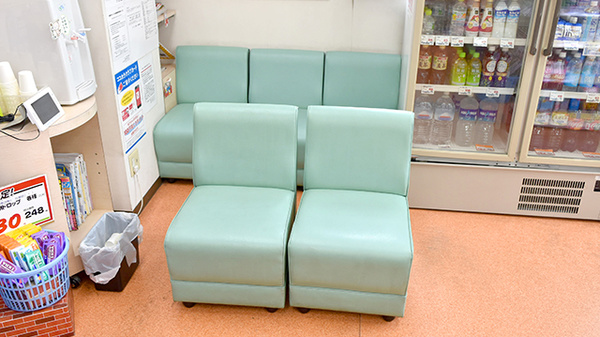セイジョー薬局日野駅前店の待合スペース