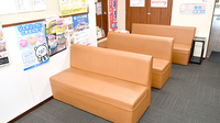 ココカラファイン薬局分倍河原店の待合スペース