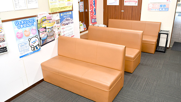 ココカラファイン薬局分倍河原店の待合スペース
