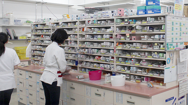 ココカラファイン薬局多摩センター店の作業風景