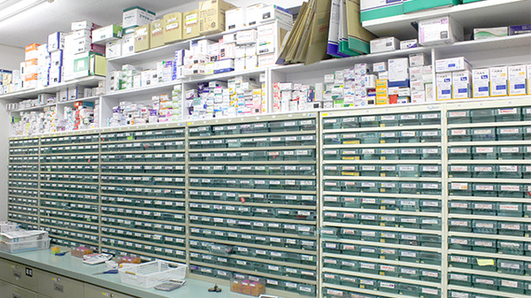 ココカラファイン薬局荻窪南仲通り店の薬棚