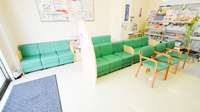 ココカラファイン薬局草間店の待合スペース