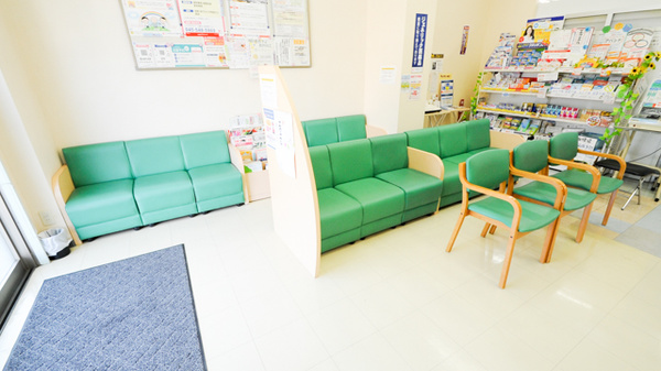 ココカラファイン薬局草間店の待合スペース