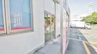ココカラファイン薬局草間店の入口