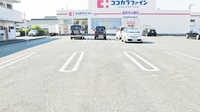 ココカラファイン薬局草間店の駐車場