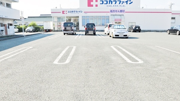 ココカラファイン薬局草間店の駐車場