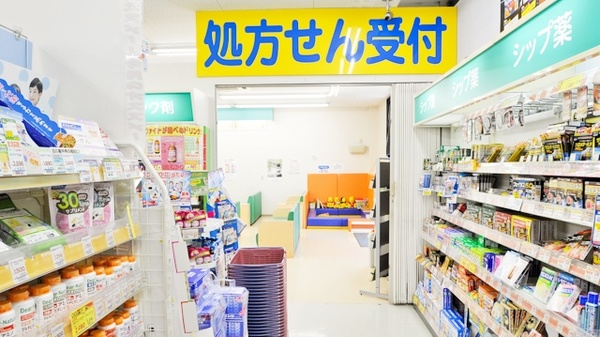 ココカラファイン薬局田原赤石店の入口