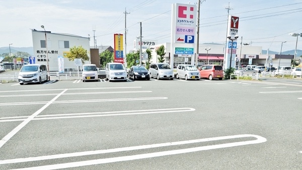 ココカラファイン薬局田原赤石店の駐車場