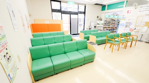 ココカラファイン薬局田原赤石店の待合スペース