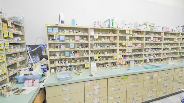 ココカラファイン薬局豊島店の薬棚