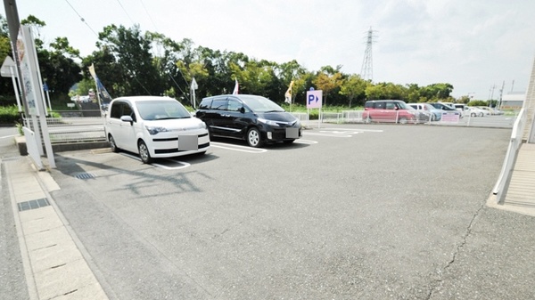 ココカラファイン薬局青竹店の駐車場