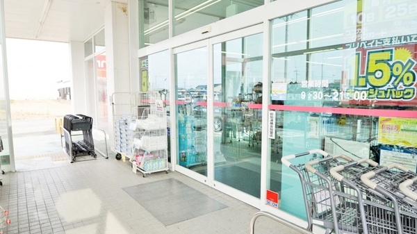 ココカラファイン薬局渥美店の入口