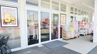 ココカラファイン小鷹野薬局の入口