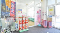 ココカラファイン小鷹野薬局の入口
