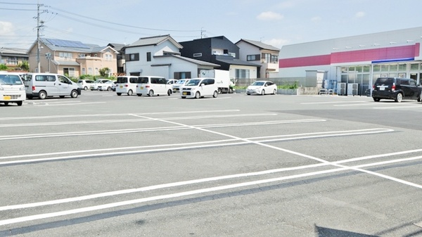 ココカラファイン小鷹野薬局の駐車場