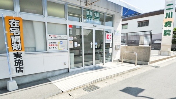 シーズ調剤薬局二川店の入口