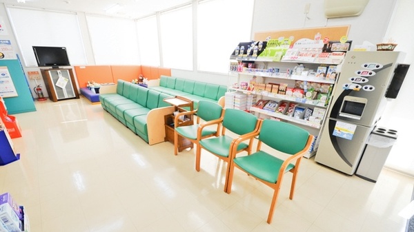 ココカラファイン薬局豊橋医療センター前店の待合スペース