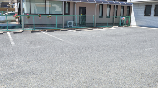 ココカラファイン薬局本地店の駐車場