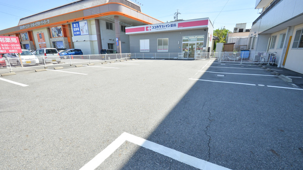 ココカラファイン薬局守山白山店の駐車場