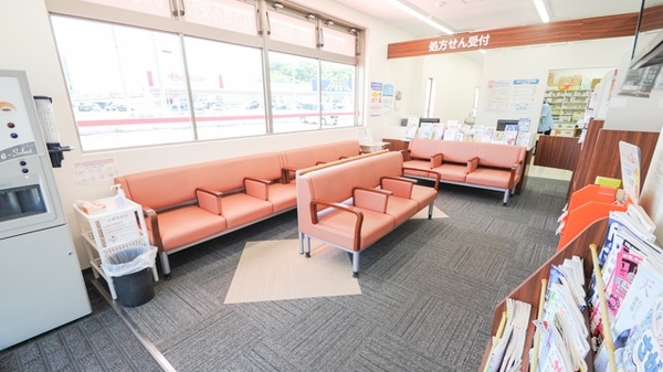 ココカラファイン薬局とこなめ店の待合スペース