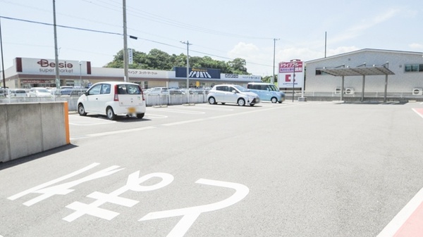 ココカラファイン薬局とこなめ店の駐車場