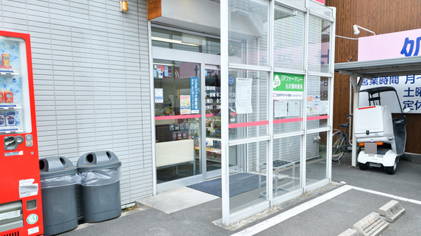 ココカラファイン薬局港東海通店の入口