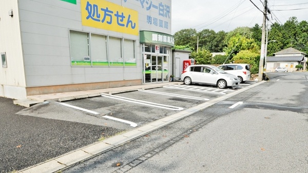 ココカラファイン薬局駒場店の駐車場
