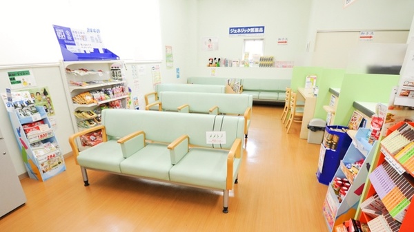 ココカラファイン薬局駒場店の待合スペース