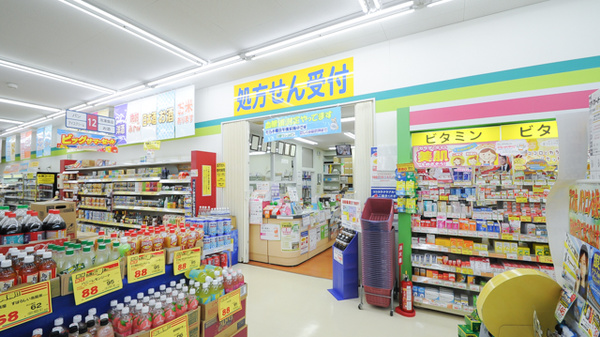 ココカラファイン薬局下米田店の入口