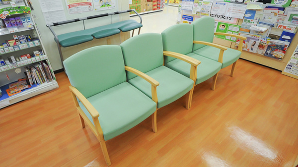 ココカラファイン薬局下米田店の待合スペース