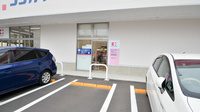 ココカラファイン薬局志賀公園前店の入口