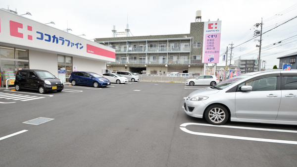 ココカラファイン薬局志賀公園前店の駐車場