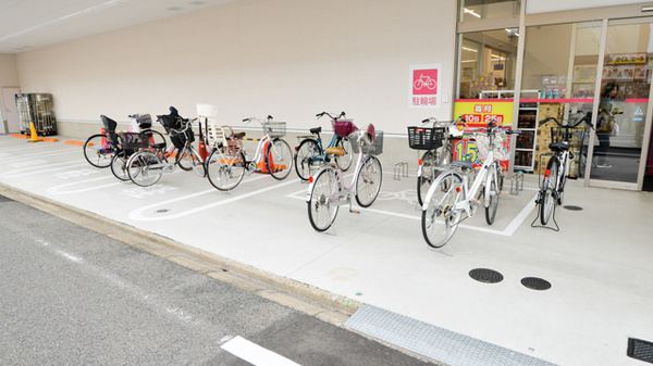 ココカラファイン薬局志賀公園前店の駐輪場