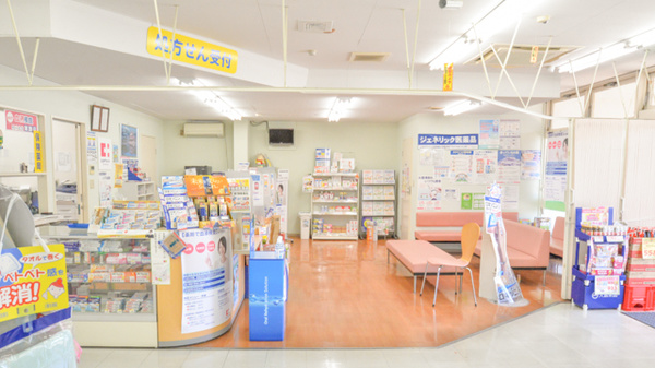ジップドラッグ白子薬局の入口