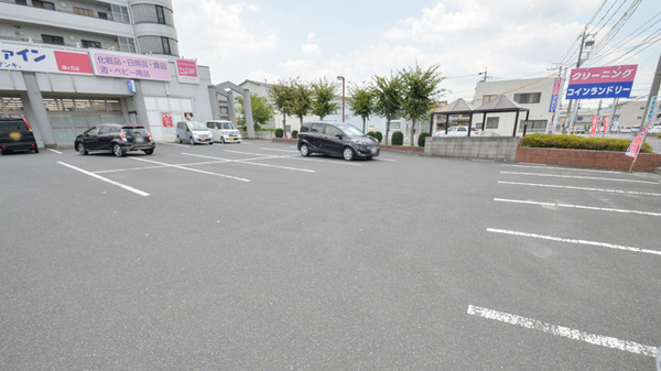 ココカラファイン薬局緑ヶ丘店の駐車場