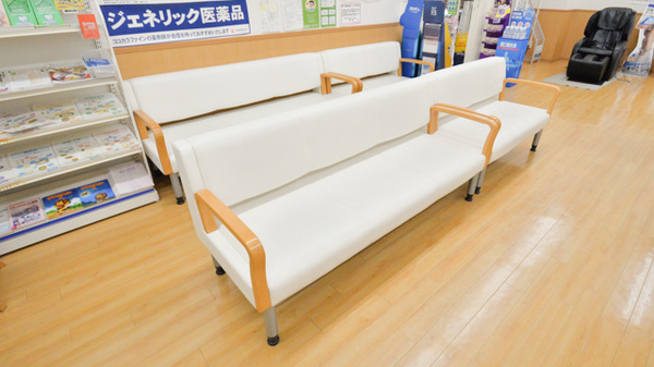 ココカラファイン薬局緑ヶ丘店の待合スペース