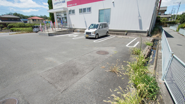 ココカラファイン薬局四日市医療センター前店の駐車場