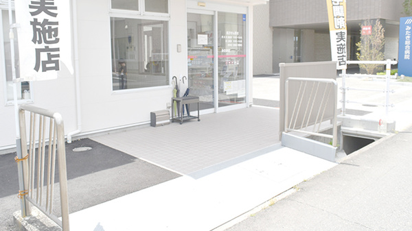 ココカラファイン薬局みたき店の入口