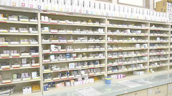ココカラファイン薬局みたき店の薬棚