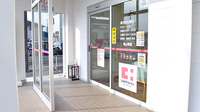ココカラファイン薬局亀山店の入口