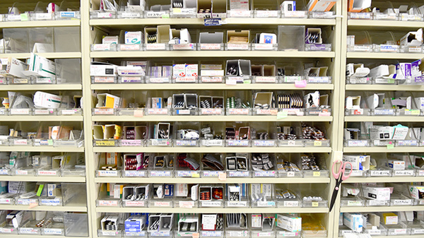 ココカラファイン薬局亀山店の薬棚