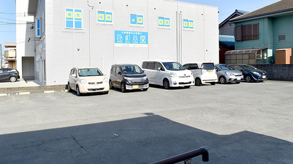 ココカラファイン薬局小俣店の駐車場