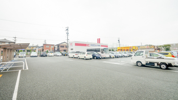 ココカラファイン薬局日赤前店の駐車場