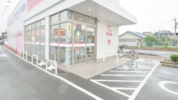 ココカラファイン薬局日赤前店の入口