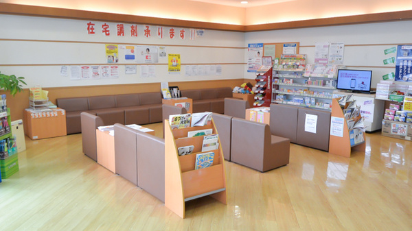 ココカラファイン薬局醍醐店の待合スペース