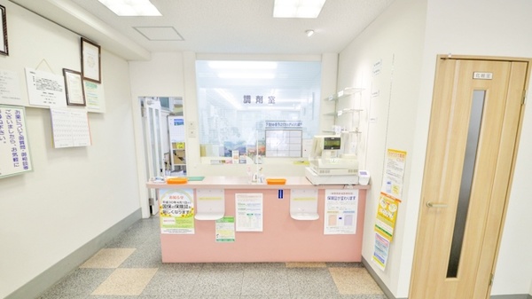 京大病院前調剤薬局の受付/カウンター