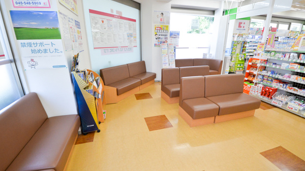 ココカラファイン薬局北山店の待合スペース