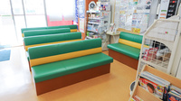 ココカラファイン薬局八木駅前店の待合スペース